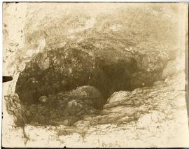 Fotografia czarno-biała (odbitka) przedstawiająca Jaskinę na Łopiankach I  strona 1 (awers)