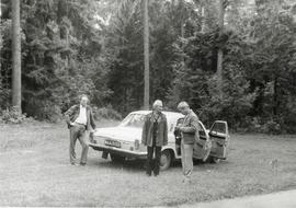 Fotografia czarno-biała (odbitka) z wizytacji cmentarzyska kurhanowego w Szwajcarii  pow. suwalsk...