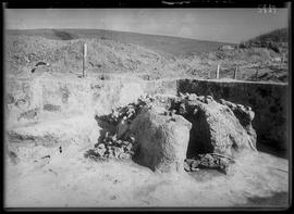 Negatyw szklany nr PMA 5829. Stanowisko w m. Gródek  pow. Równe (Ukraina). Chata III - piec. Bada...