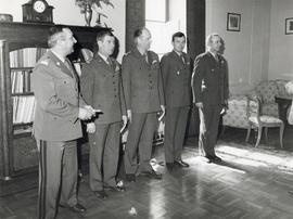 Fotografia czarno-biała (odbitka) z wręczenia medali pamiątkowych dowódcom jednostek wjskowych ws...