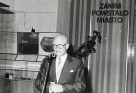 Fotografia  czarno-biała (odbitka)  z otwarcia  wystawy pt. "Zanim powstało Miasto" w P...