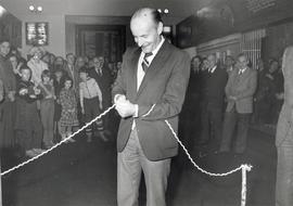 Fotografia czarno-biała (odbitka) z otwarcia wystawy pt. "Technika i technologia w epoce kam...